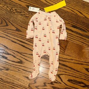 Quincy Mae - MON AMOUR - 0/3 m - Cream and Red Cherry Bow Footie Pajama- NWT